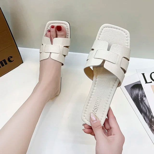 Trendy Women's High-Quality Beach Slides - Fashionable Flat Sandals for Summer"